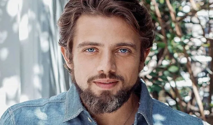 Acidente de moto sofrido por Rafael Cardoso não teve consequências mais graves