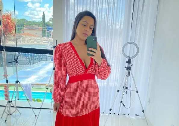 Esposa de personal flagrada tendo relação com mendigo vira vendedora de paçocas