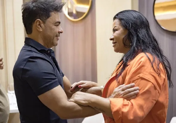 Zezé Di Camargo presenteia mãe de Marília Mendonça com música inédita com a cantora