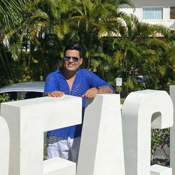 Na Sala Beach: Thiago Aquino grava EP intimista em seu aniversário