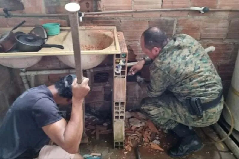 Polícia resgata jiboia presa dentro de casa em Cajazeiras V