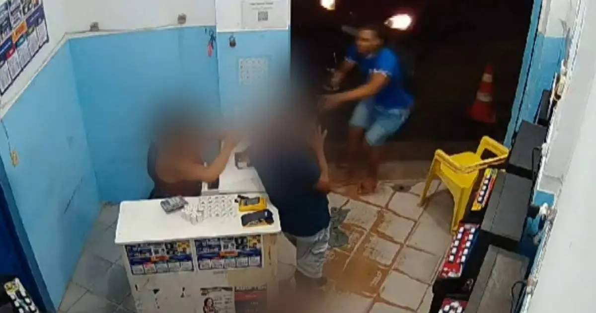 Homem com farda de estudante é flagrado praticando assaltos em bairro de Salvador