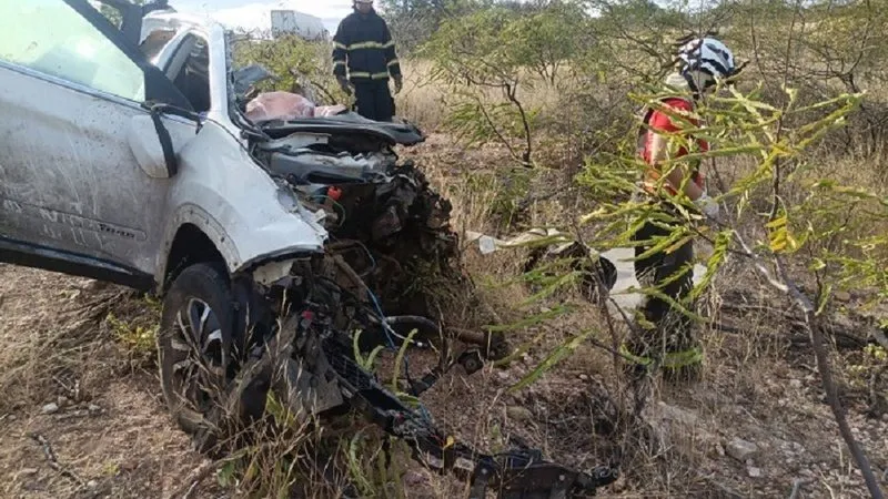 Casal morre e picape fica totalmente destruída em grave acidente na BA