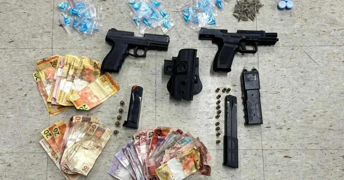 Duas pistolas e drogas são apreendidas em bairro de Salvador