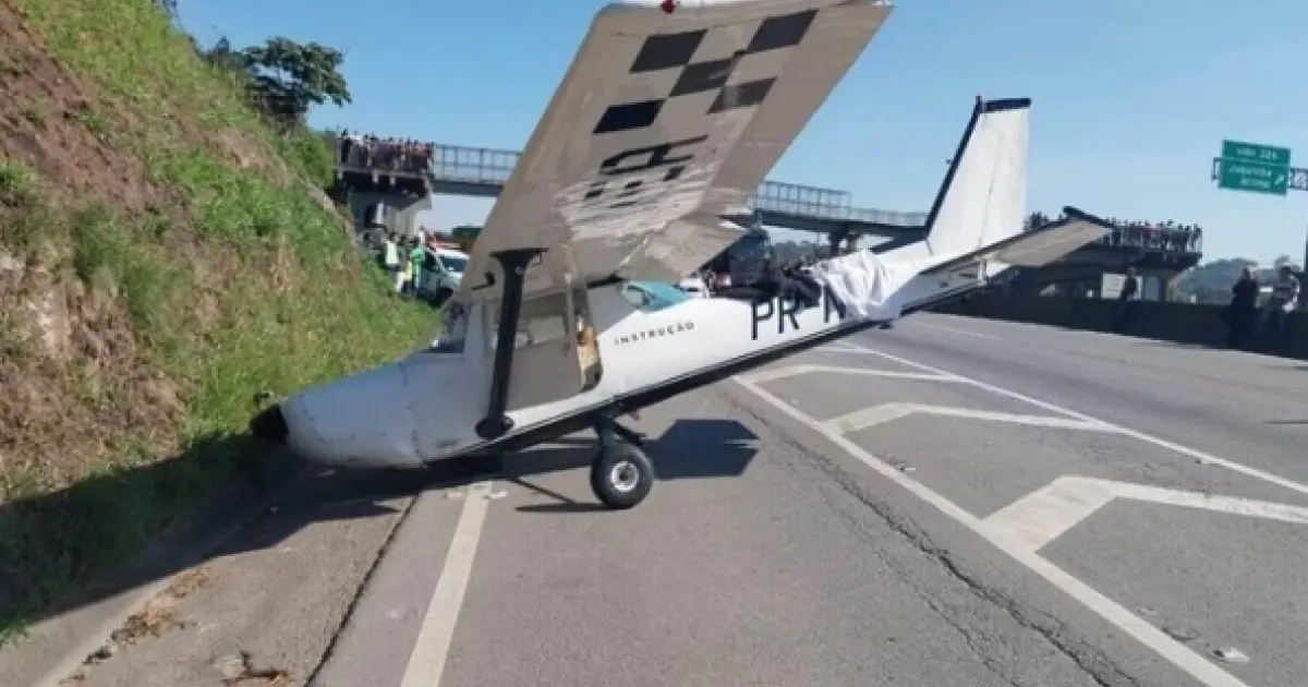 Avião cai em rodovia de SP durante aula de voo e deixa 2 feridos