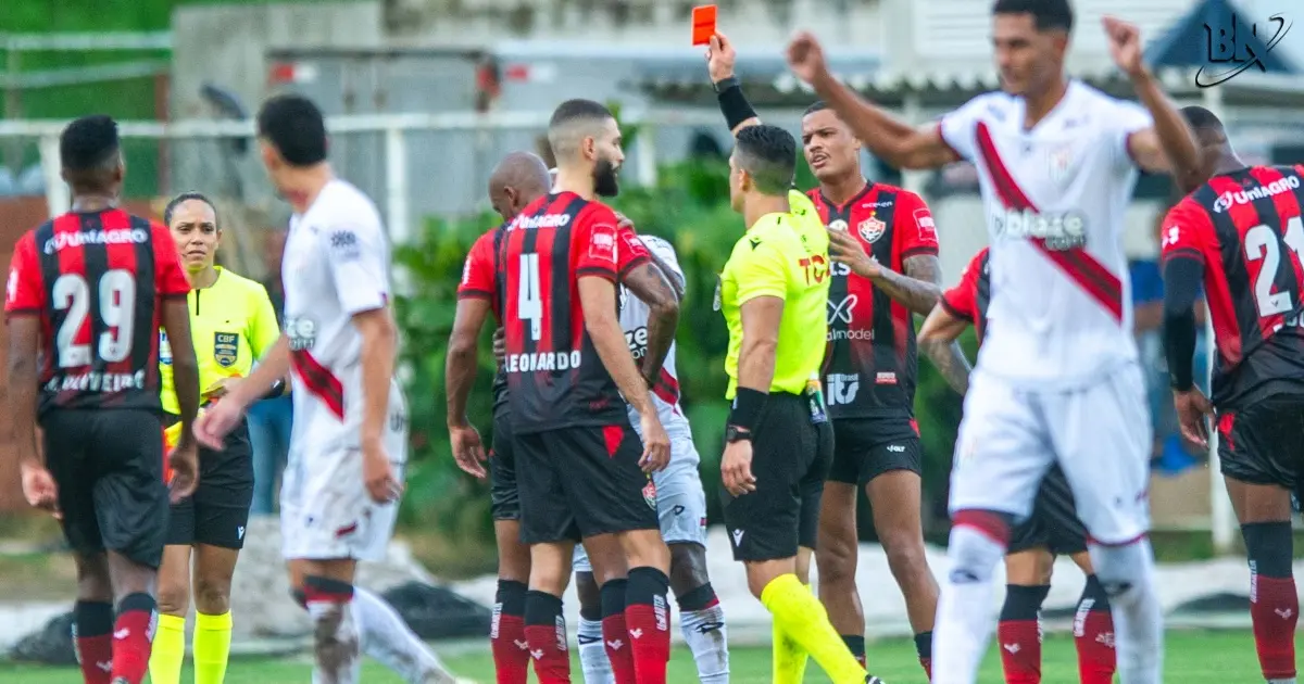 Após expulsão, Vitória vê-se dominado e perde a quarta seguida no Brasileirão