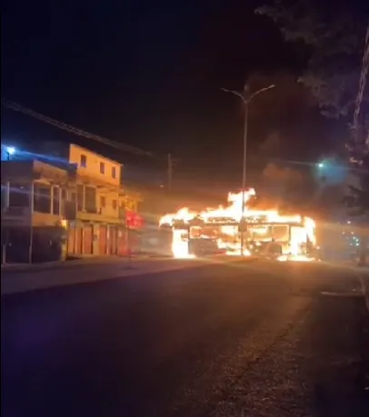 Ônibus é incendiado na Suburbana e deixa população em pânico