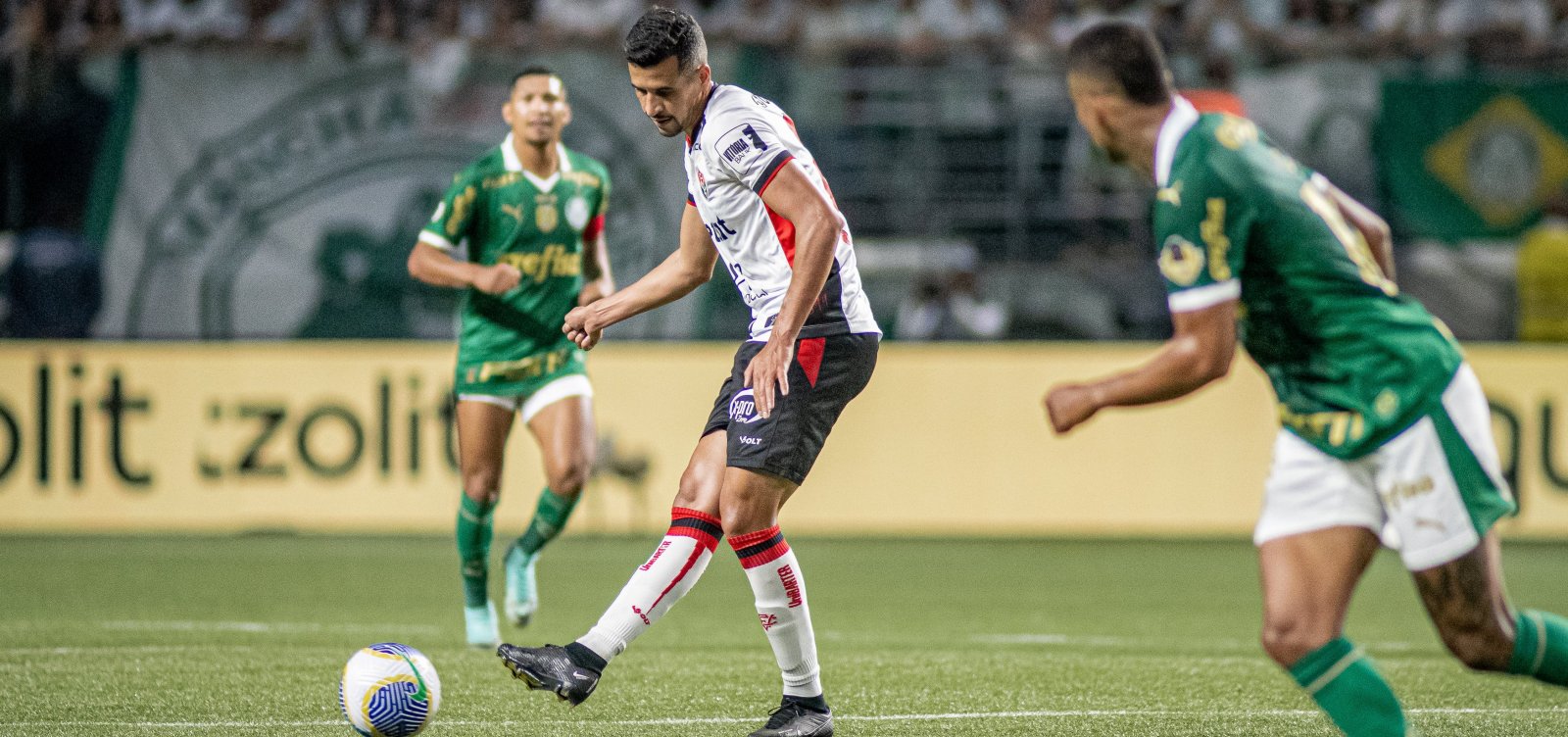 Vitória bate o Palmeiras, volta a vencer e deixa a zona de rebaixamento