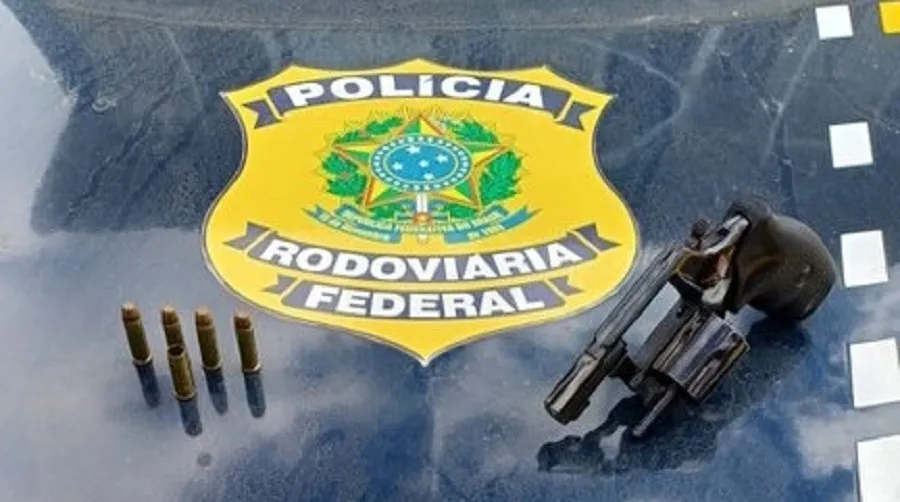 Caminhoneiro é detido com arma na BA após PRF notar “volume incomum”