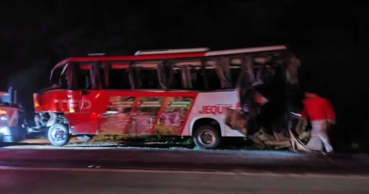 Dezesseis ficam feridos em acidente com ônibus que levava pacientes do Sudoeste baiano para Salvador