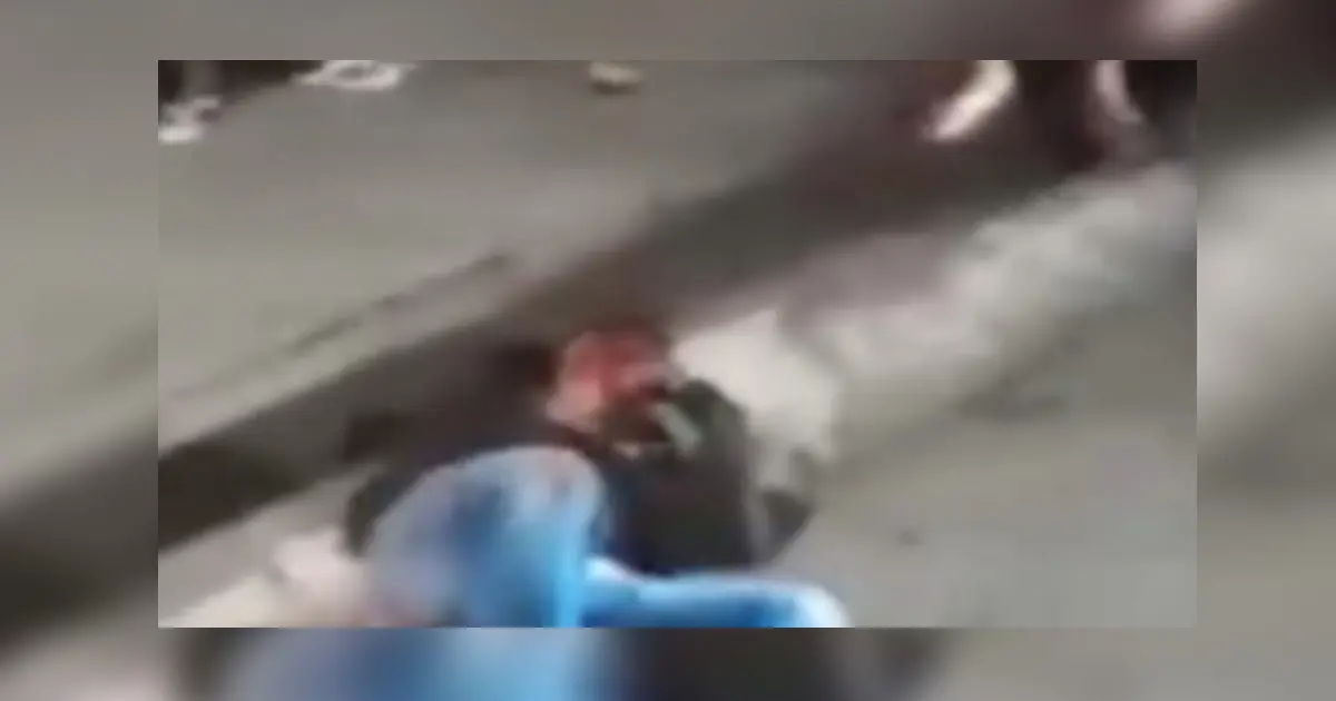 Motociclista é esfaqueado durante assalto em Lauro de Freitas e criminoso leva surra da população