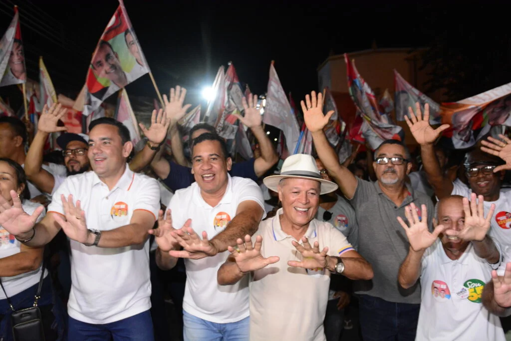 Multidão acompanha Gustavo Carmo e Luciano Sérgio em caminhada no Bairro Santa Izabel