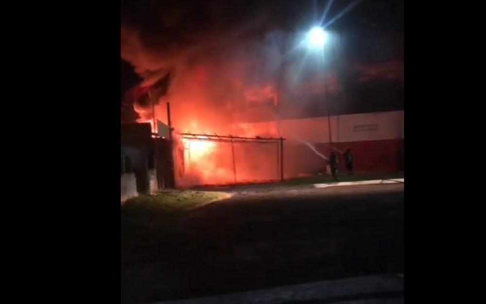 Bar fica destruído após ser atingido por incêndio em Alagoinhas