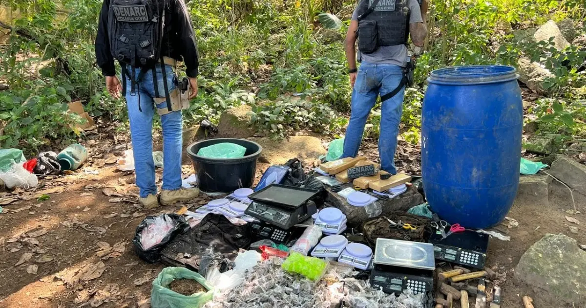 Drogas e armas são apreendidas em bunker no bairro da Engomadeira, em Salvador