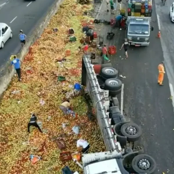 Caminhão carregado de frutas vira e bloqueia parcialmente BR-324 no sentido Salvador