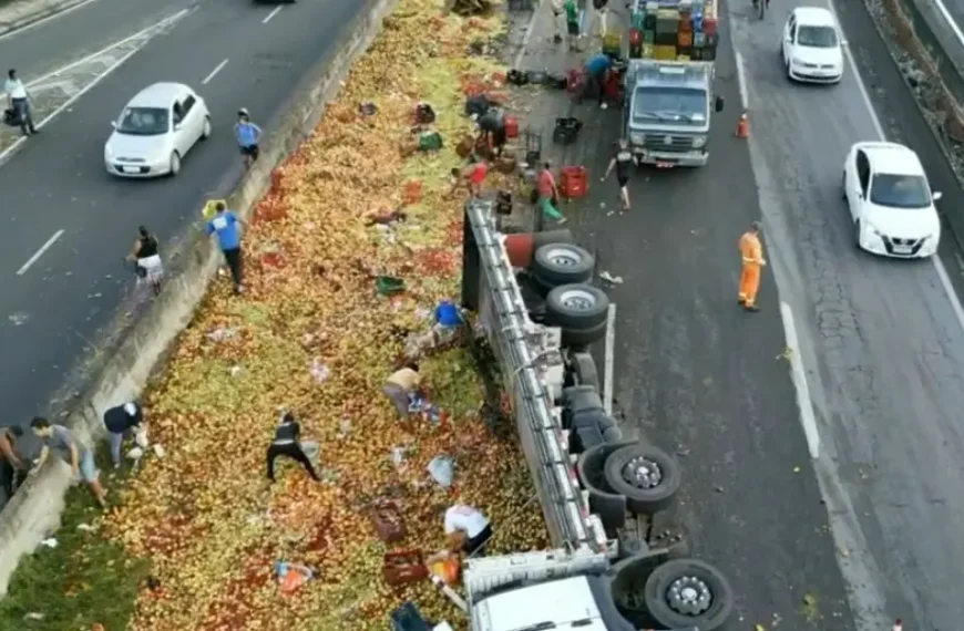 Caminhão carregado de frutas vira e bloqueia parcialmente BR-324 no sentido Salvador