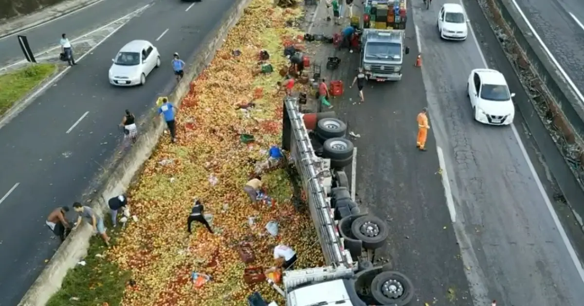 Caminhão carregado de frutas vira e bloqueia parcialmente BR-324 no sentido Salvador