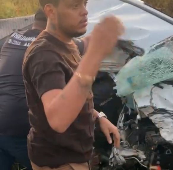 Equipe do cantor Thiago Aquino presta socorro a idoso após acidente na BR-101, na região de Laje