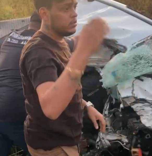 Equipe do cantor Thiago Aquino presta socorro a idoso após acidente na BR-101, na região de Laje