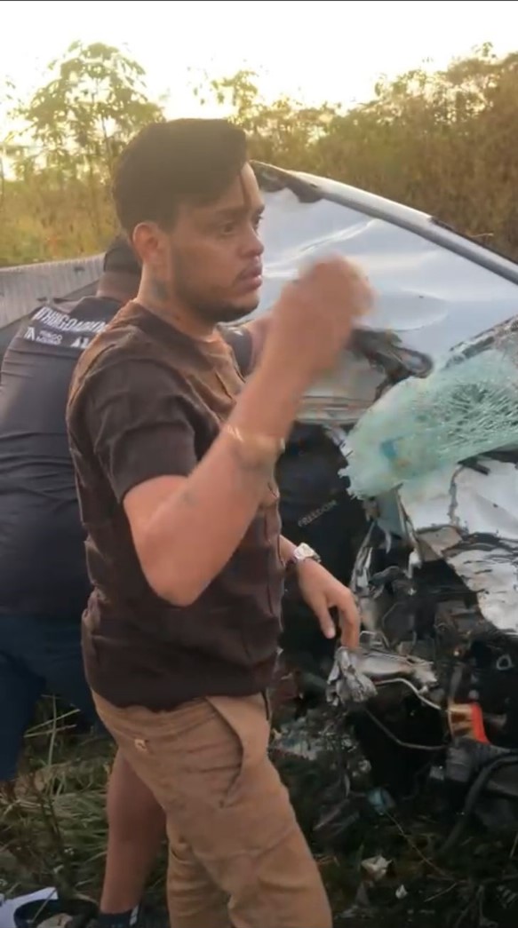 Equipe do cantor Thiago Aquino presta socorro a idoso após acidente na BR-101, na região de Laje