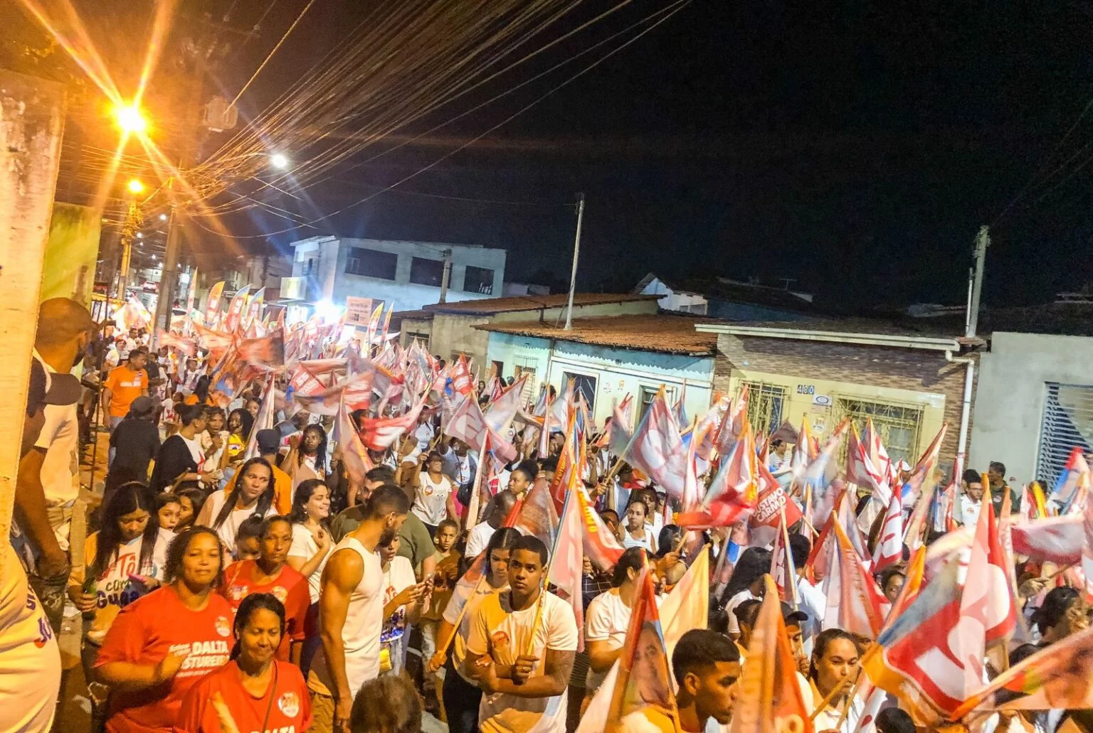 Caminhada histórica em Rua do Catu demonstrou força popular de Gustavo Carmo e Luciano Sérgio