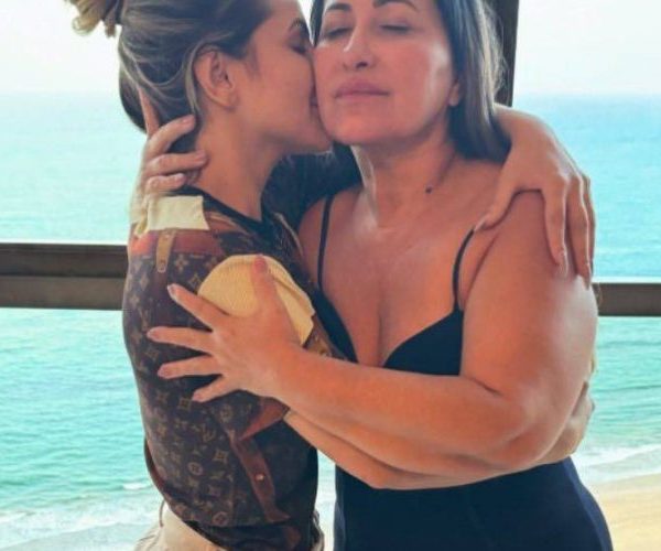 Deolane Bezerra publica foto com mãe após deixar a prisão