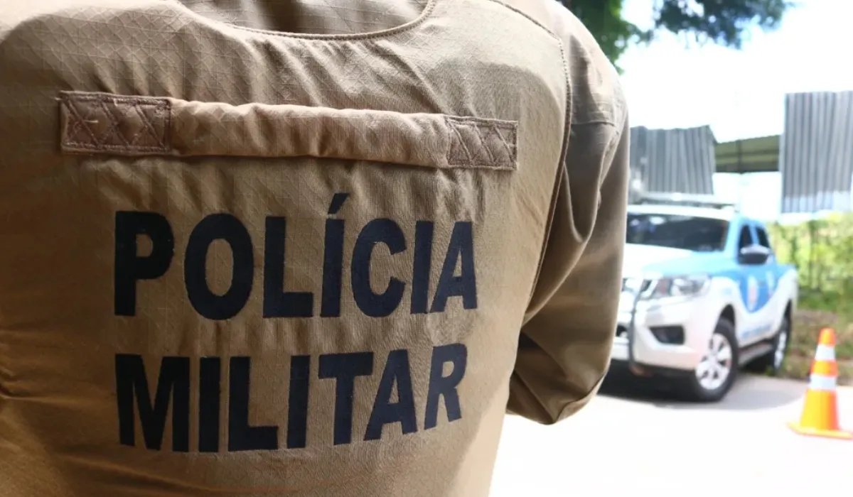 Policial aposentado é morto a tiros em veículo de segurança na Bahia