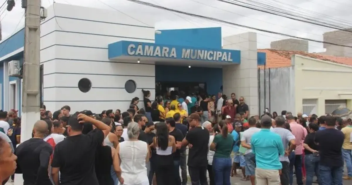 Corpo de vereador mais votado em cidade baiana é sepultado sob comoção