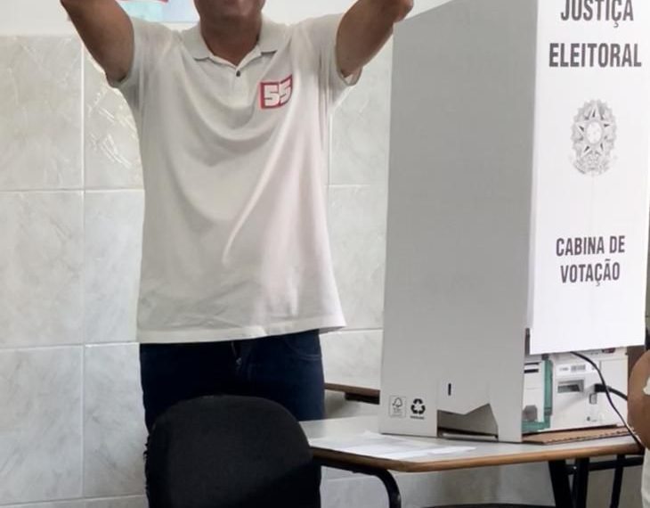 Gustavo Carmo vota acompanhado de Luciano Sérgio e ressalta esperança na eleição