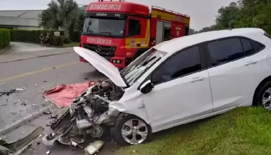 Casal tenta dar ‘calote’ em motel e fuga termina em batida de carro