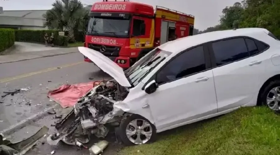 Casal tenta dar ‘calote’ em motel e fuga termina em batida de carro