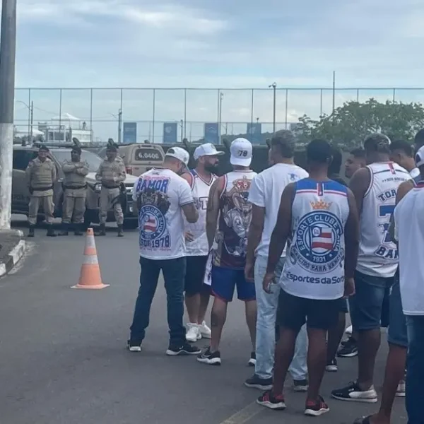 Organizada do Bahia realiza protesto em frente ao CT e participa de reunião com elenco e diretoria