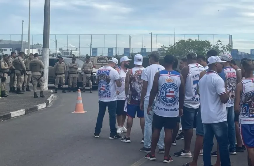 Organizada do Bahia realiza protesto em frente ao CT e participa de reunião com elenco e diretoria