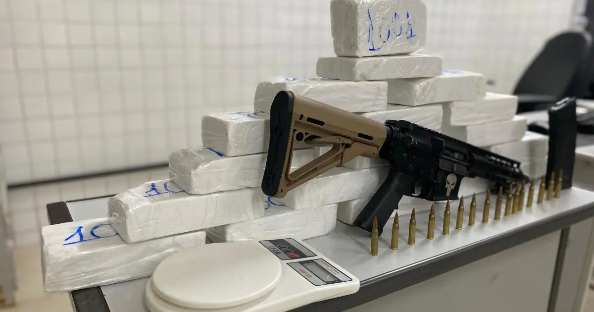 Membro de facção é preso com 20 kg de cocaína e fuzil no Sudoeste baiano