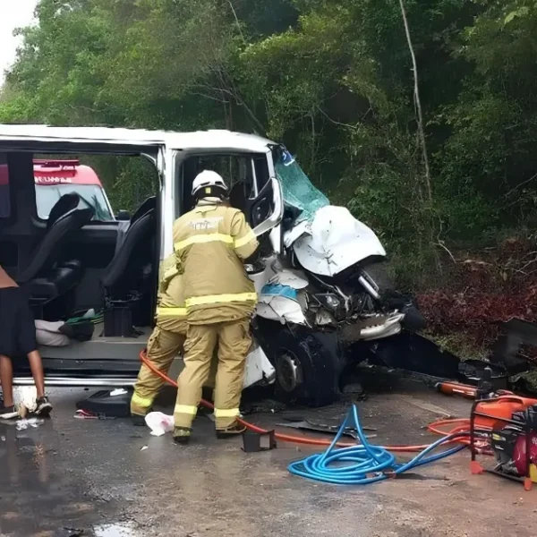 Porto Seguro: acidente na BA-001 deixa um morto e nove feridos, incluindo crianças