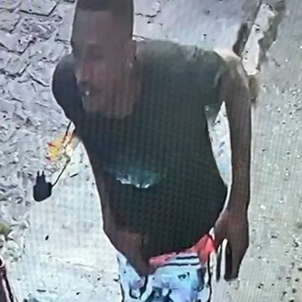 Homem é flagrado roubando padaria e pastelaria no bairro do Barbalho, em Salvador