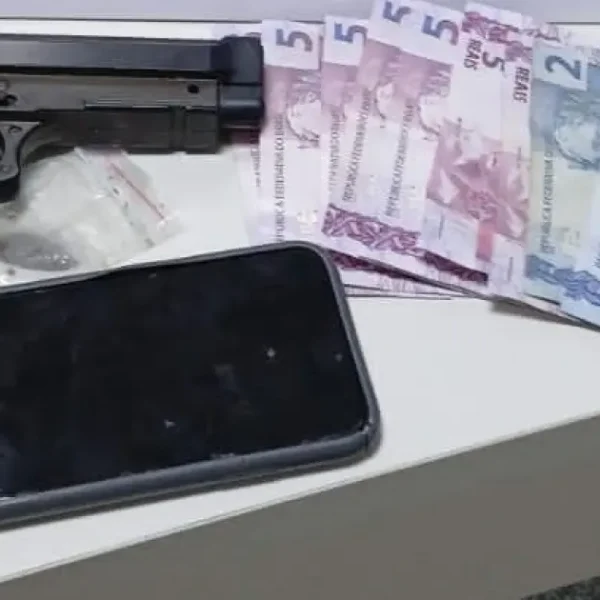 Polícia Militar apreende réplica de pistola e droga no Barbalho