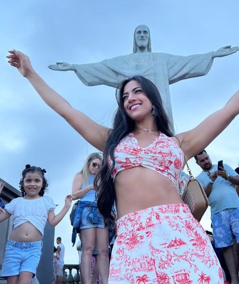 Influencer Adriele Frias Curte Férias no Rio de Janeiro