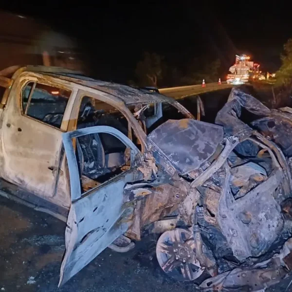 Duas pessoas morrem carbonizadas em acidente de carro na BR-116