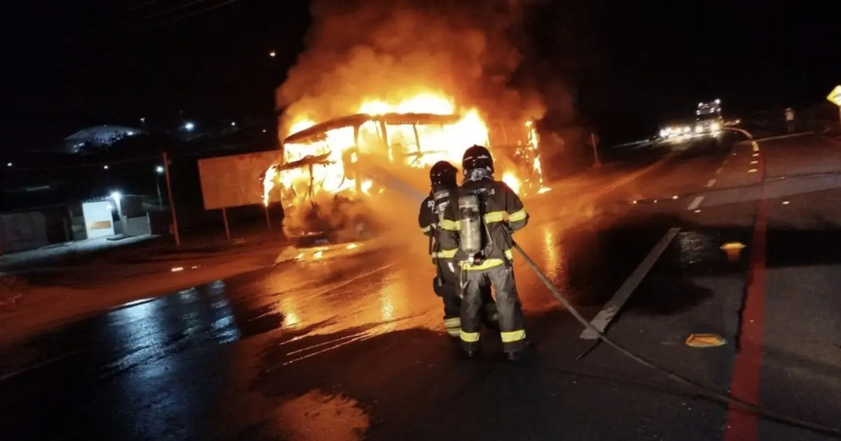 Ônibus com 46 estudantes universitários pega fogo em rodovia de Jequié