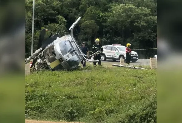 video:Helicóptero com cinco pessoas a bordo cai em Santa Catarina