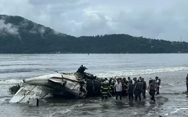 Avião com 5 pessoas explode em Ubatuba e para na praia após ultrapassar pista do aeroporto; piloto morreu