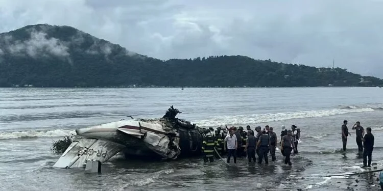 Avião com 5 pessoas explode em Ubatuba e para na praia após ultrapassar pista do aeroporto; piloto morreu