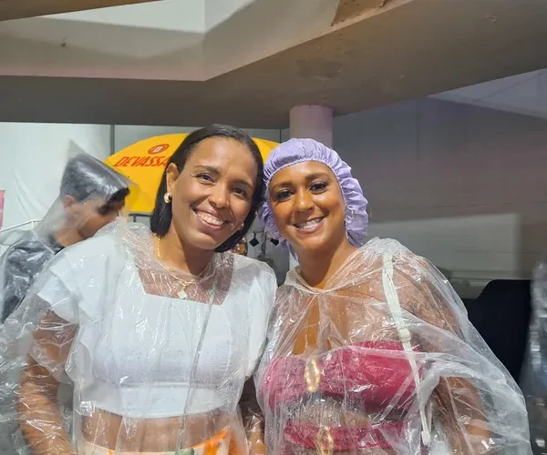 Fãs do GG se viram nos 30 pra curtir o Baile da Santinha na chuva