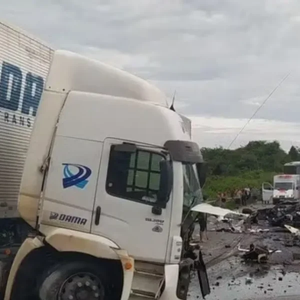 Acidente deixa quatro pessoas mortas após batida entre caminhão e carro na divisa da Bahia com Minas