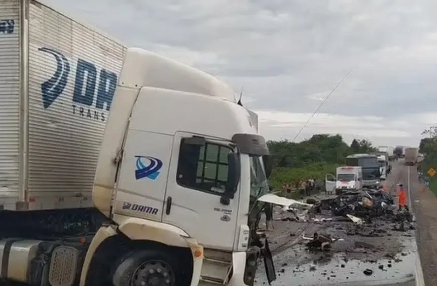 Acidente deixa quatro pessoas mortas após batida entre caminhão e carro na divisa da Bahia com Minas