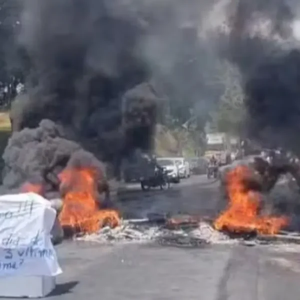 Grupo fecha rodovia no Extremo Sul baiano em protesto após homicídios; suspeito segue foragido