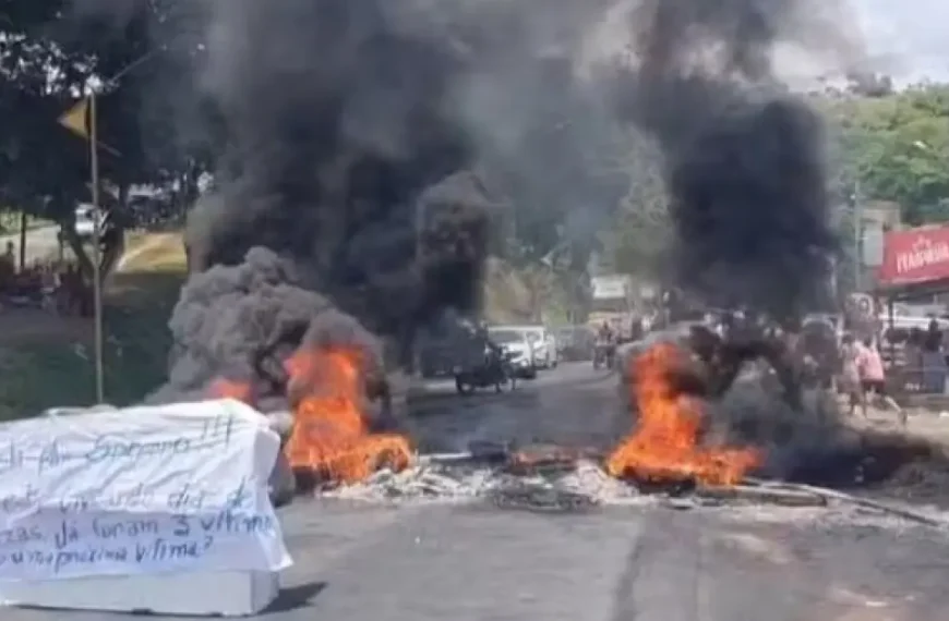 Grupo fecha rodovia no Extremo Sul baiano em protesto após homicídios; suspeito segue foragido