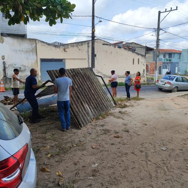 Estrutura de Ponto de Ônibus Desaba e Assusta Moradores em Alagoinhas