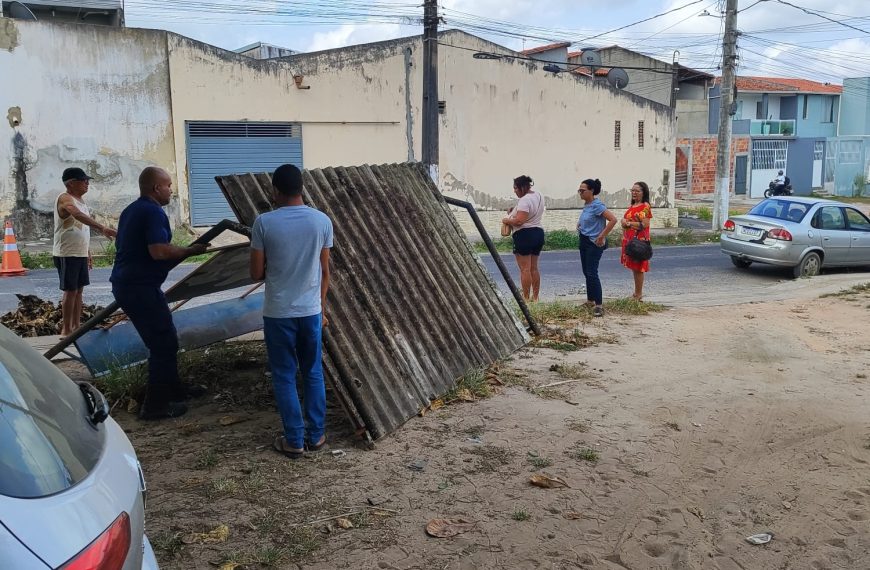 Na manhã desta quinta-feira (9), um incidente chamou a atenção dos moradores do bairro Alagoinhas 4. Um ponto de ônibus desabou na via pública, em frente ao posto de saúde local.